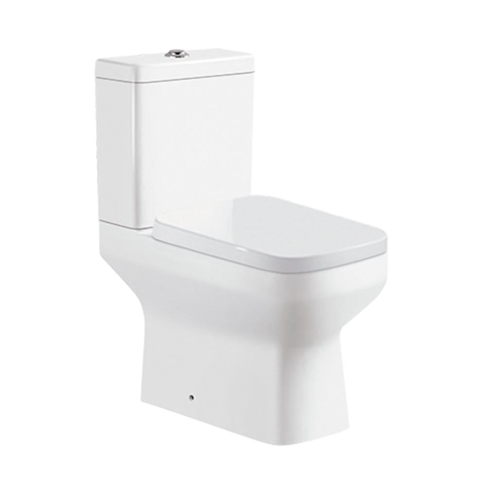 Vaso sanitário branco, modelo convencional com caixa acoplada, de design moderno e bordas retas, isolado em fundo branco. Vaso sanitário branco, modelo convencional com caixa acoplada, de design moderno e bordas retas, isolado em fundo branco.